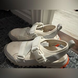 GA2 Clarks ATL Trek White Gray Adjustable Strap Sneaker Lug Sole Sandals